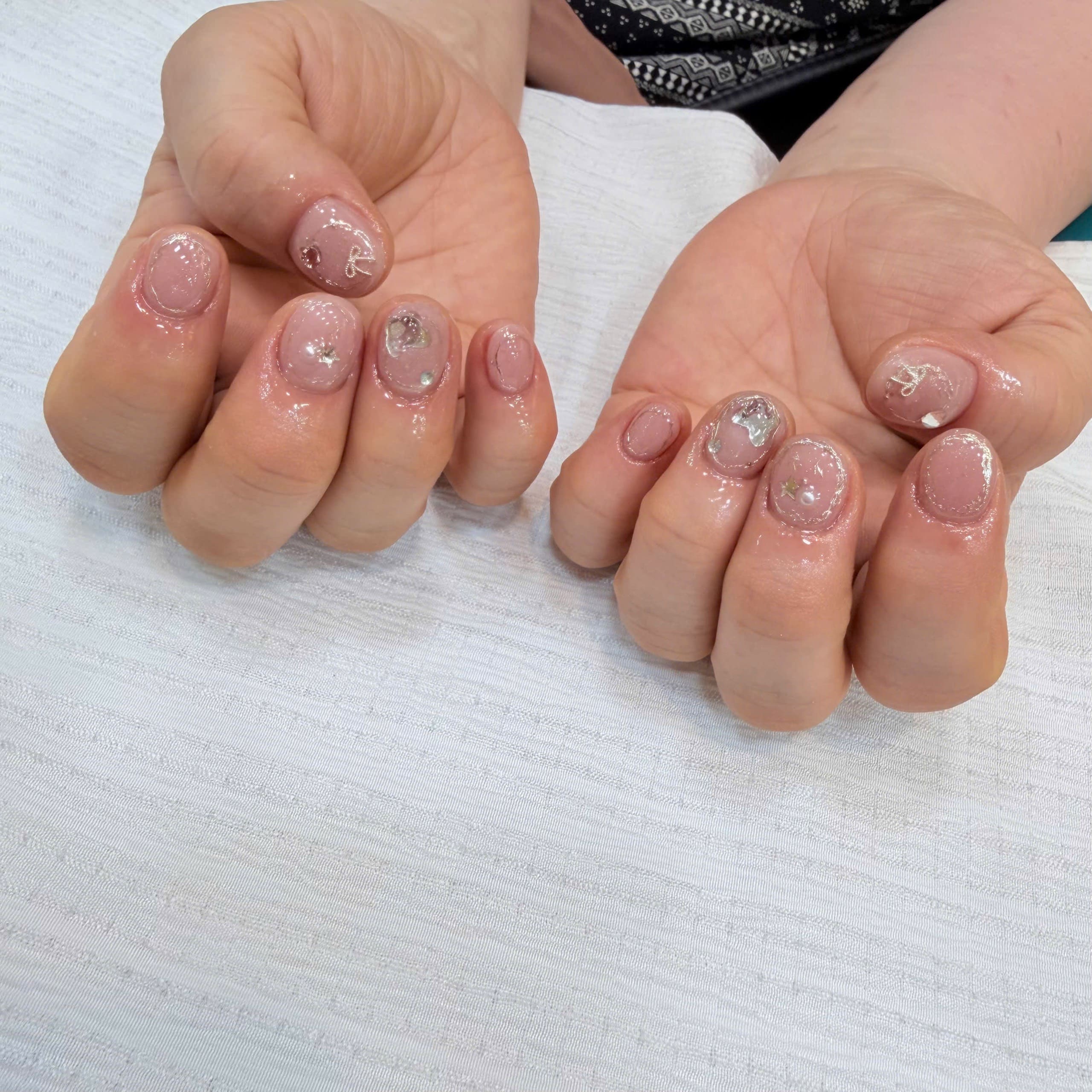 Mẫu gel đính đá tay nhiều chi tiết