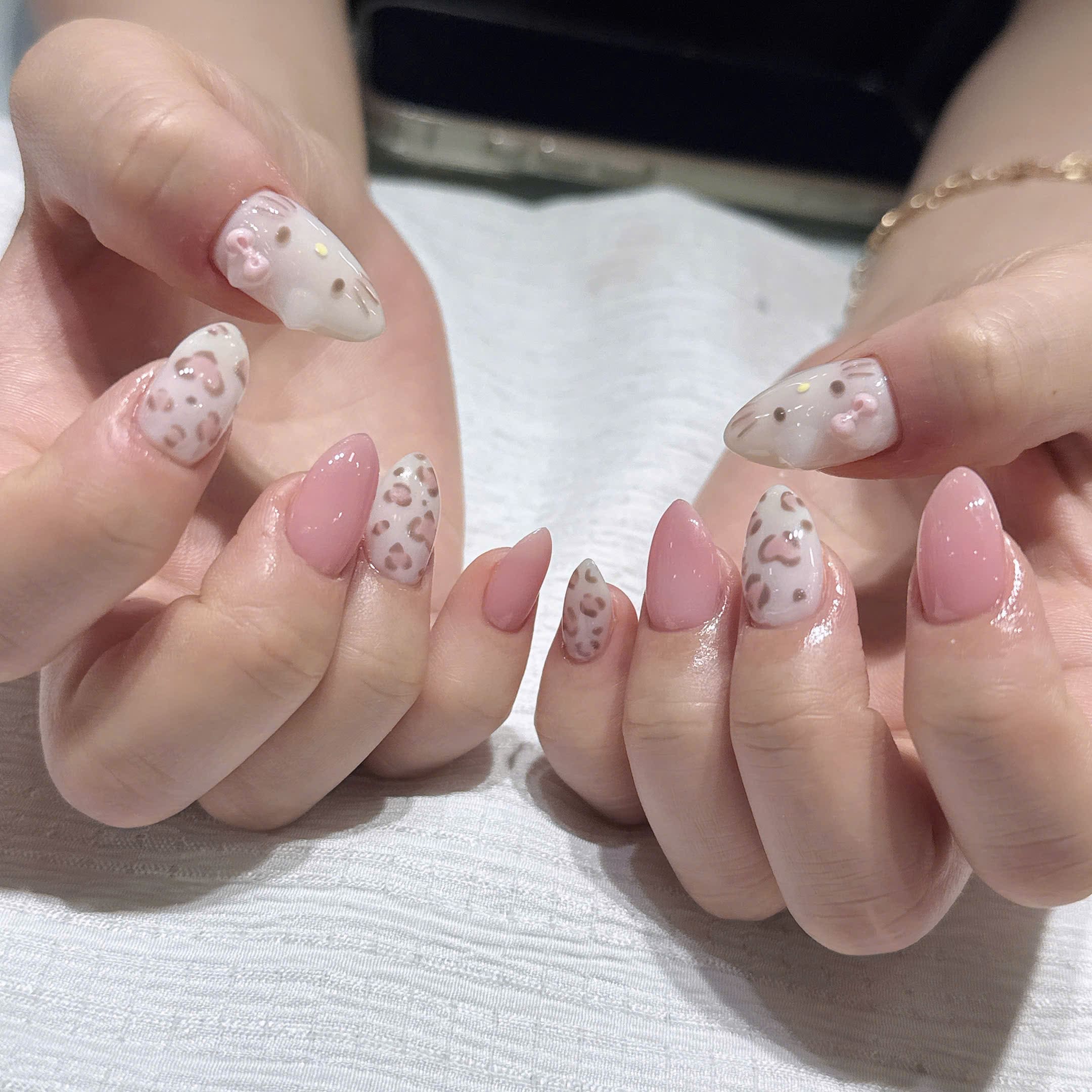 Mẫu gel hoạt hình móng tay tông hồng
