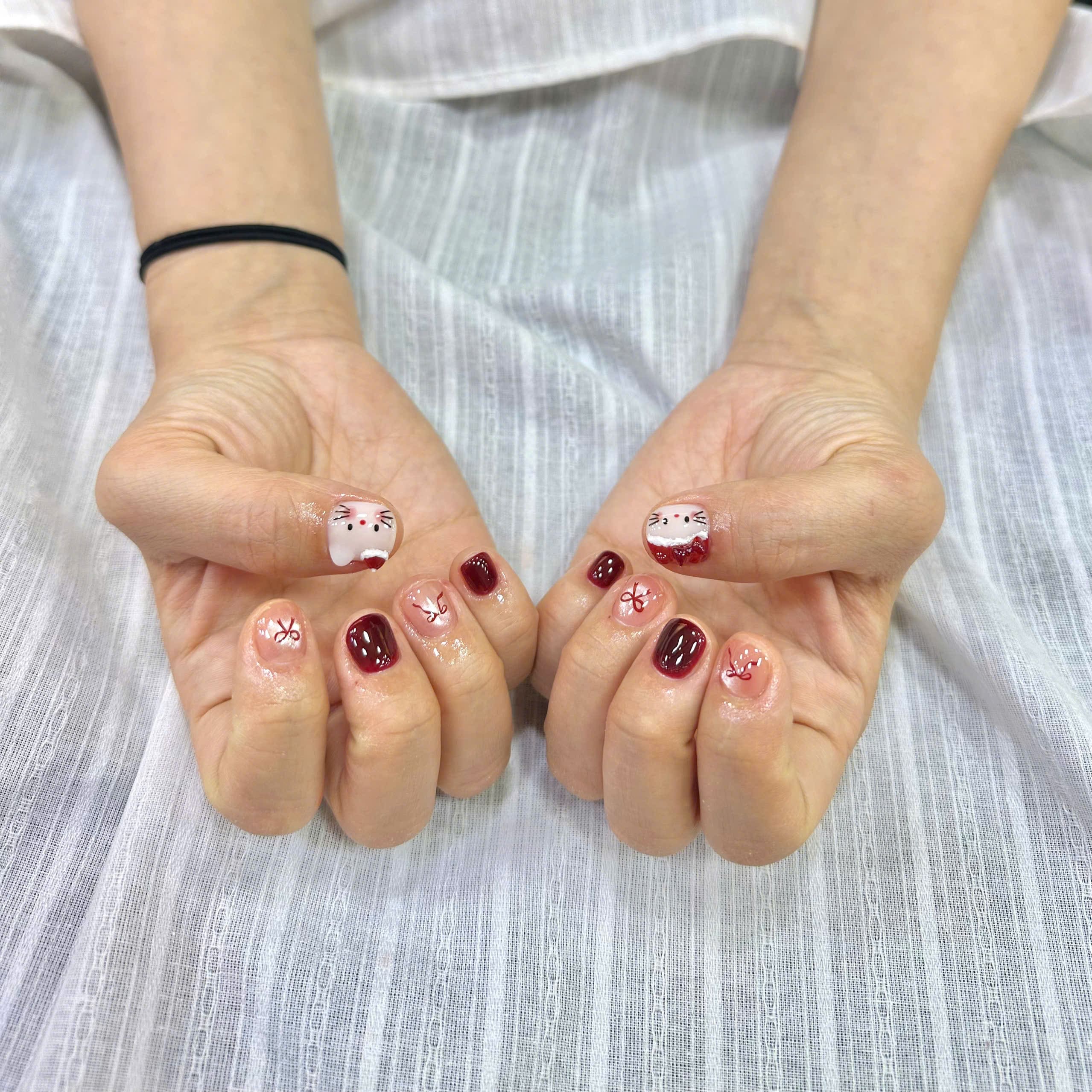 Mẫu gel hoạt hình móng chân tông đỏ