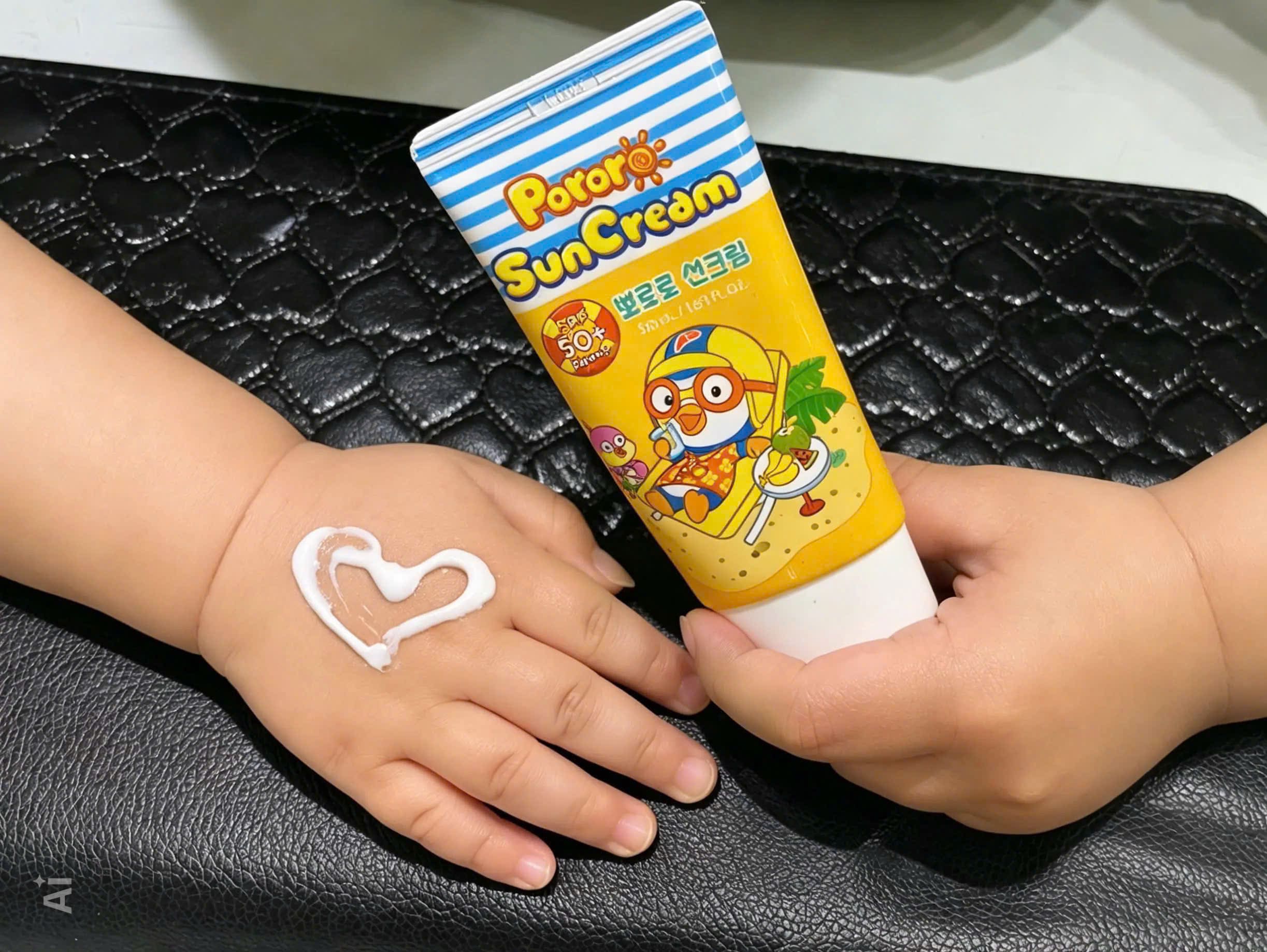 Thoa kem chống tia UV trước khi sơn gel cho bé