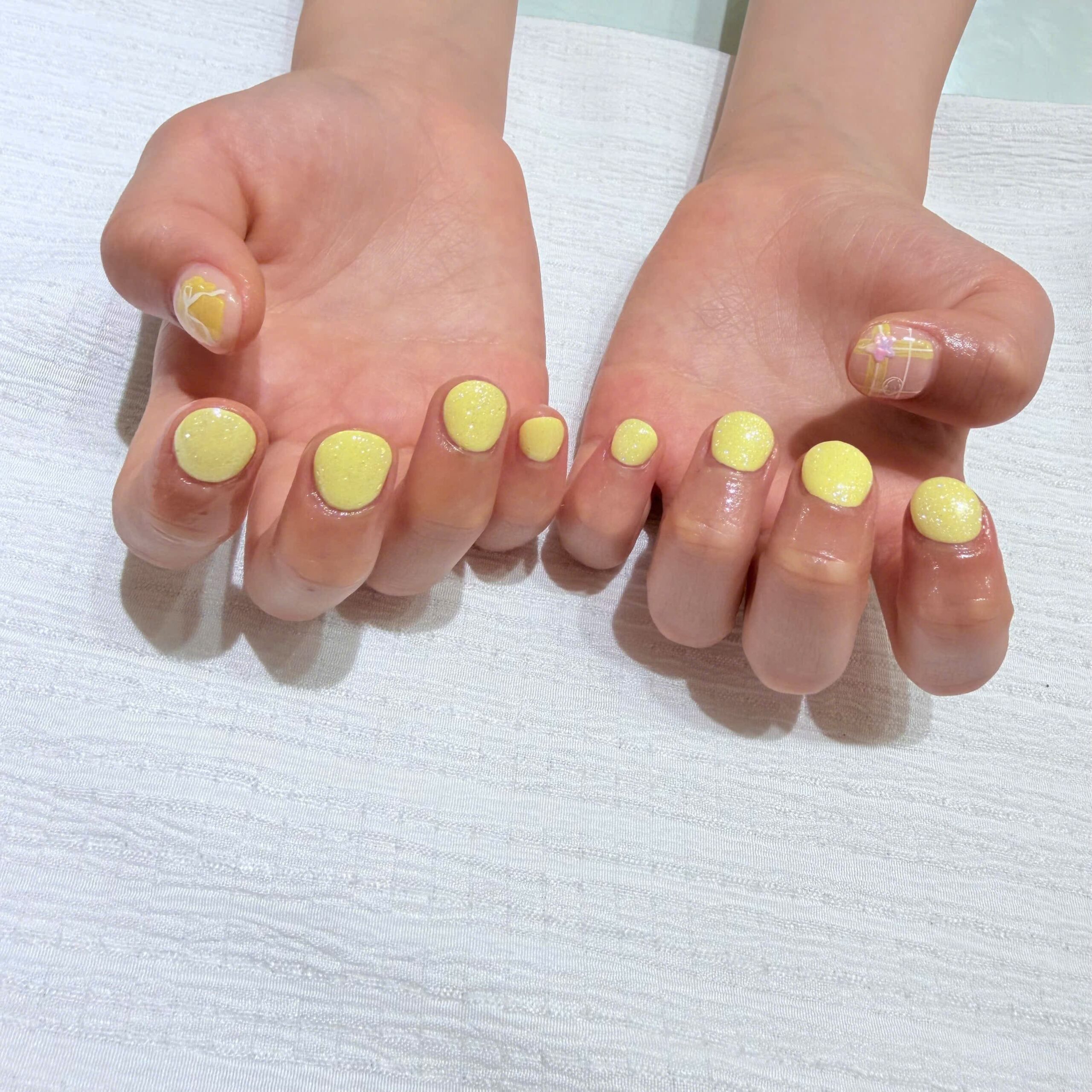 Mẫu gel trẻ em nghệ thuật tông vàng