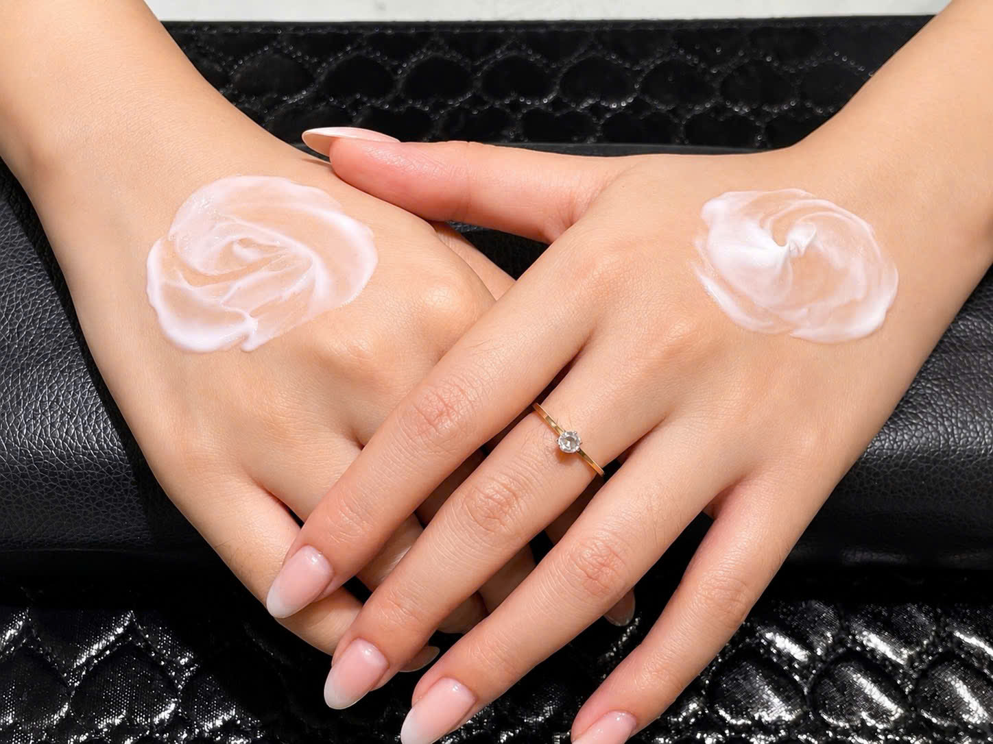Thoa dầu dưỡng, lotion dưỡng ẩm