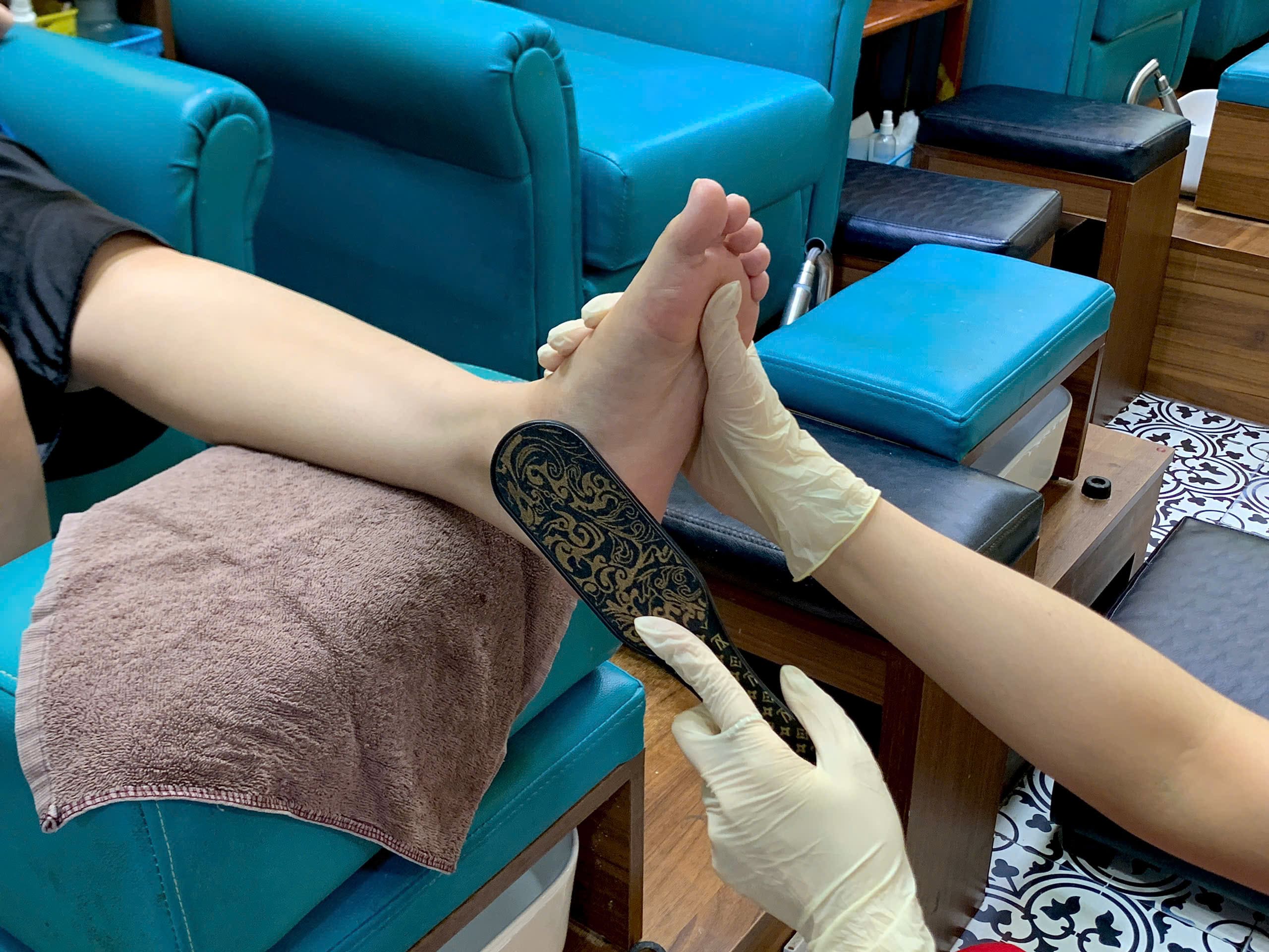 Dịch vụ tẩy tế bào chết chân tại Cộng Spa & Nail
